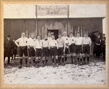 Spieler vor der "Grünen Bude", die von 1900 bis 1906 beim "Kuhhirten" stand.
