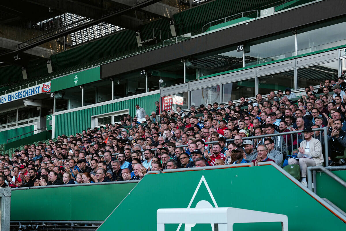 Viele Menschen sitzen auf der Tribüne des Weserstadions
