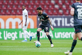 [Translate to Englisch:] Leonardo Bittencourt im Dribbling gegen den FC Augsburg.