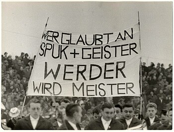 Transparent mit der Aufschrift „Wer glaubt an Spuk + Geister – Werder wird Meister“