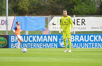 Sebastian Mielitz im Trikot des VFB Oldenburg mit dem Ball am Fuß.