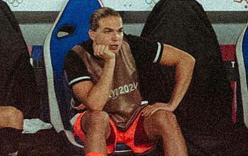 Luca Plogmann saß im Spiel gegen die Elfenbeinküste auf der Bank. 