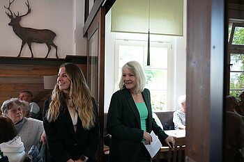 Julia Perleberg und Claudia Lasch halten eine Rede. 