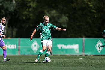 Cimo Röcker mit dem Ball am Fuß.