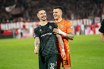 Kapitän Marco Friedl und Keeper Michael Zetterer vor dem Werder-Fanblock nach Abpfiff.