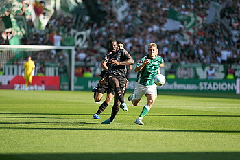 Upamecano im Duell mit Marco Grüll. 