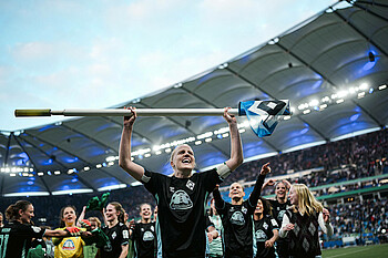 Lina Hausicke mit der Eckfahne in der Hand. 