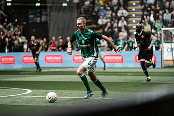 Angelos Charisteas mit Ball am Fuß. 