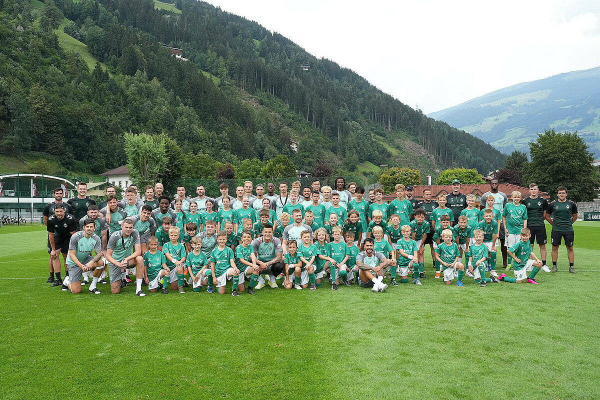 Die Werder-Profis im Zillertal mit der Fußball-Schule auf einem gemeinsamen Gruppenfoto