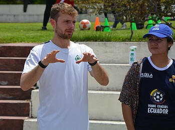 Ein Instruktor erklärt den Young Coaches etwas