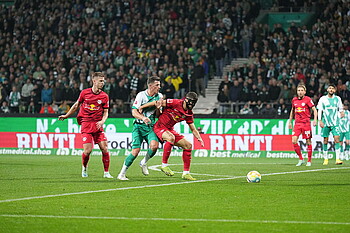 Nicolai Rapp versucht im Zweikampf mit einem Leipziger an den Ball zu kommen.