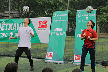 Phat Freestyle und die ehemalige Nationalspielerin Thông Tin Cá Nhân beim Balljonglier-Wettbewerb (Foto: W.DE).