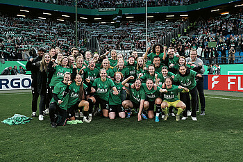 Die Werder-Frauen stehen vor der Werder-Fankurve im Volksparkstadion und jubeln.