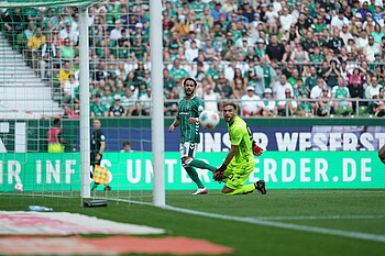 Bittencourt und Sava schauen dem Ball hinterher.