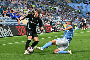 Mitchell Weiser am Ball im Spiel gegen Coventry City