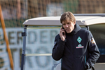 Clemens Fritz telefoniert am Trainingsplatz.