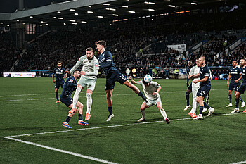 Jens Stage beim Kopfball im Strafraum gegen den VfL Bochum