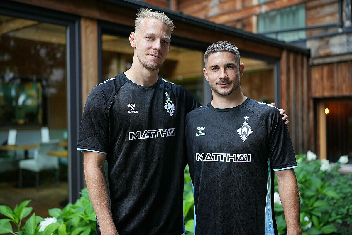 Marco Grüll und Romano Schmid mit dem neuen Third-Trikot.