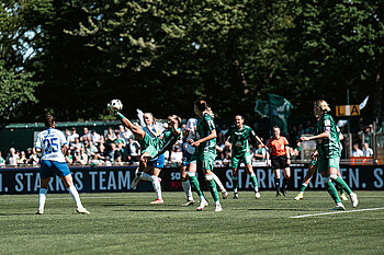 Larissa Mühlhaus beim Fallrückzieher. 