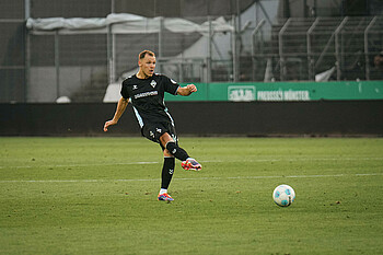 Senne Lynen passes the ball. 