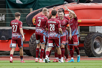 Der SC Weiche Flensburg jubelt nach einem Tor. 