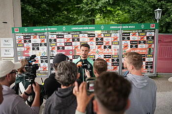 Marco Friedl vor den Journalist*innen.