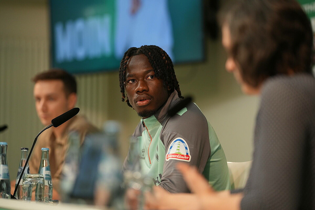 Issa Kaboré auf dem PK-Podium. 