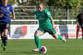 Cindy König setzt zum Torschuss an.