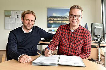 Niklas Schmidt und Tim Steidten (Leiter Scouting Werder Bremen).
