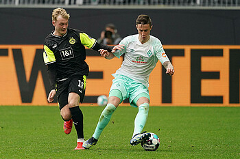 Marco Friedl mit dem Ball am Fuß im Zweikampf mit Dortmunds Julian Brandt.