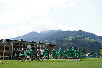 Die Mannschaft im Kreis beim Training vor der Kulisse im Zillertal.