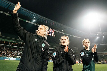 Katharina Schiechtl, Reena Wichmann und Saskia Matheis auf der Stadionrunde