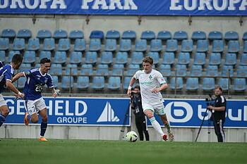 Jens Stage im Lauf mit Ball
