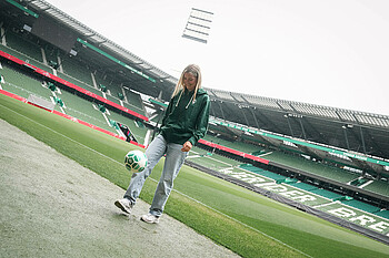 Medina Desic jongliert im Weserstadion mit einem Ball.