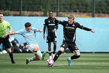 Isak Hansen-Aarøen mit dem Ball am Fuß. 