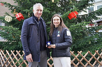 Frank Baumann und Sophie Weidauer mit der gewonnenen Medaille.