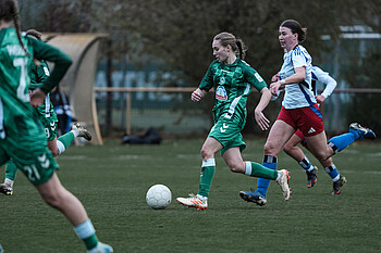 Maria Penner bewegt den Ball im Zentrum.