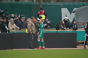Hausicke im Gespräch mit Trainer Horsch. 
