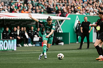 Sophie Weidauer mit Ball am Fuß. 