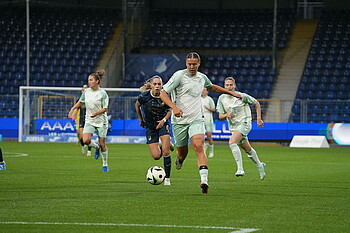 Larissa Mühlhaus läuft mit dem Ball am Fuß. 