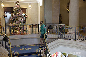 Ludwig Augustinsson in der Lobby. In Spanien gibt es traditionell am 06. Januar die Geschenke von den Heiligen Drei Königen - auch darum ist das ganze Hotel noch weihnachtlich geschmückt.