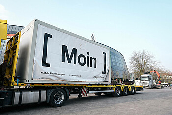 Ein Container auf einem LKW mit dem Schriftzug "MOIN"