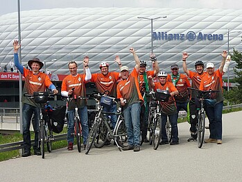 Gruppenbild der neun Werderder-Buben mit ihren Rädern vor der Allianz-Arena