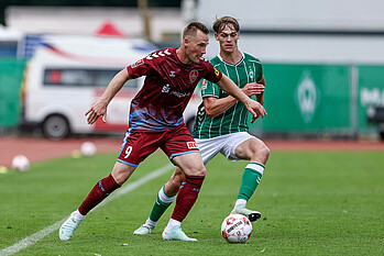 Ein Zweikampf zwischen zwei Spielern. 
