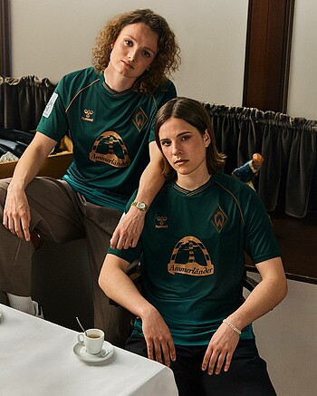 Verena Wieder und Lara Schmidt tragen das neue Third-Trikot.