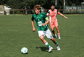 Der Werder-Kapitän mit Ball am Fuß. 