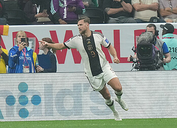 Niclas Füllkrug bejubelt im Trikot der deutschen Nationalmannschaft ein Tor.