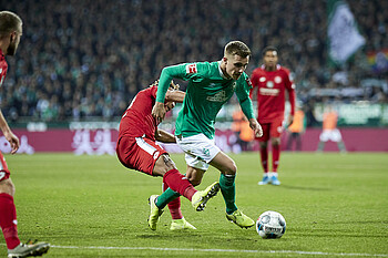 Johannes Eggestein mit dem Werder-Weihnachtstrikot am Ball