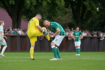 Ivan Klasnic bindet dem gegnerischen Torhüter die Schuhe. 