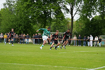 Musah tritt über den Ball. 